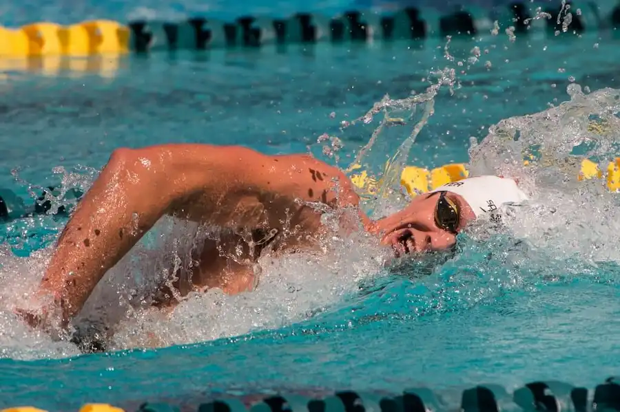 Plavec během tréninku kraulu v bazénu